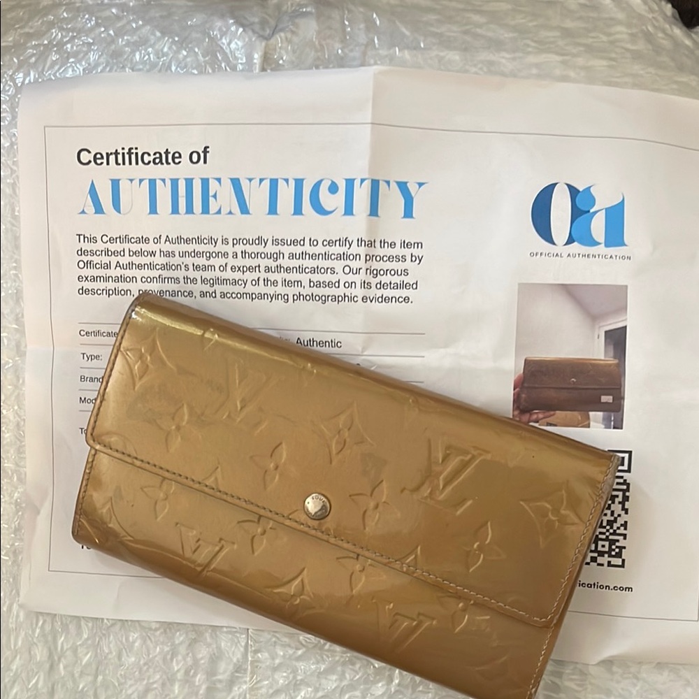 Louis Vuitton Gold Wallet Luxurious Metallic Design - Picture 6 of 6